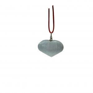 Colgante de selenita en forma de corazón